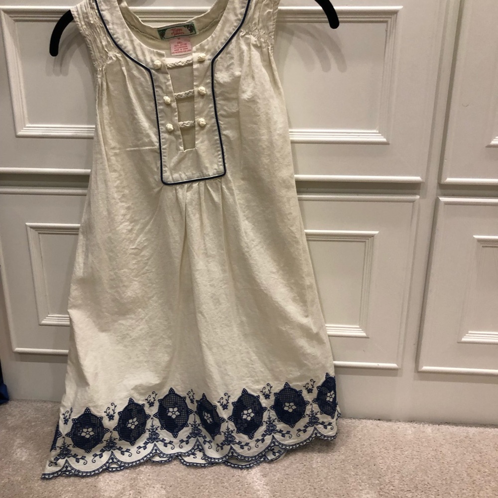 Flying tomato sleeveless top with lace embroidery